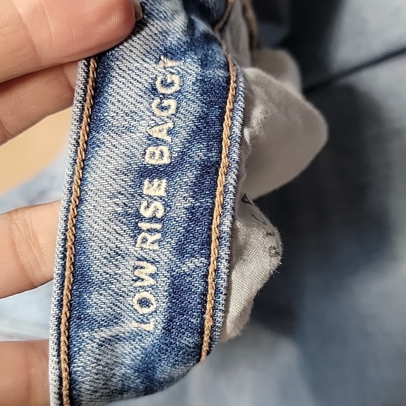 American Eagle Size 2 Med-Light Wash Low Rise Baggy Jeans, Distressed/Destroyed - Picture 14 of 15